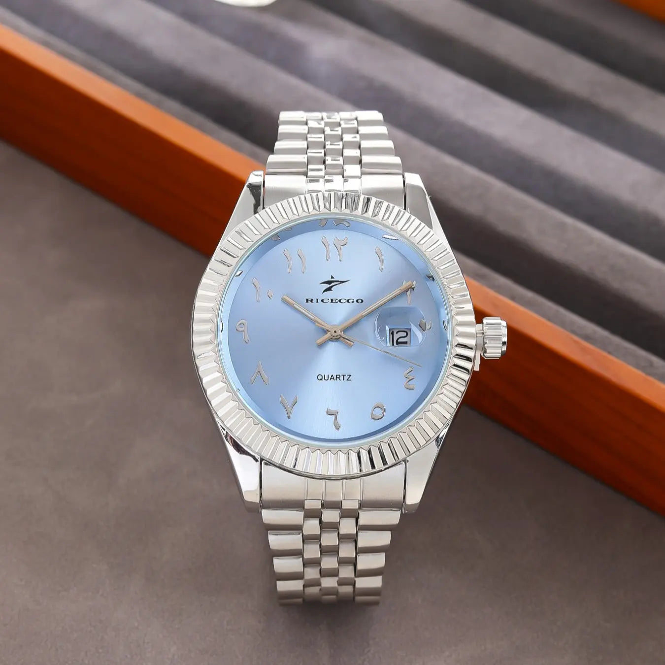 men's Quartz Analog Watch, Arabic numeral watch, Round dial watch, Stainless steel wristwatch, durable stainless steel strap, date function, suitable for any occasion, comes with a case