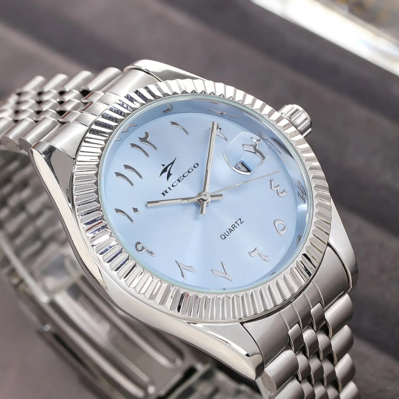 men's Quartz Analog Watch, Arabic numeral watch, Round dial watch, Stainless steel wristwatch, durable stainless steel strap, date function, suitable for any occasion, comes with a case